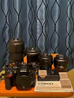 Nikon D5600 ダブルズームキット(広角レンズ、単集点レンズ付き)のサムネイル