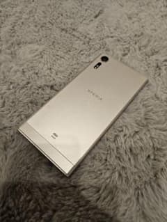 Xperia XZs au SOV35【SIMフリー】のサムネイル