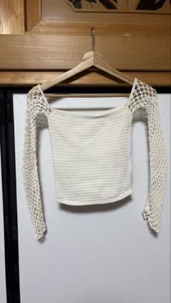 ZARA アイボリー オフショルダー ニットトップスのサムネイル