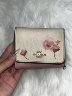 ふ*ん様 COACH 財布 花柄 ピンク 三つ折財布のサムネイル