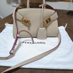 FERRAGAMO ハグバッグxs ベージュ - メルカリ