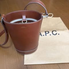 A.P.C. ブラウンレザーショルダーバッグのサムネイル