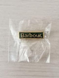 【新品未開封】Barbour ピンバッジ　グリーン地ゴールド文字のサムネイル