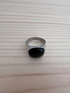 シンプルな黒い金属リングのサムネイル