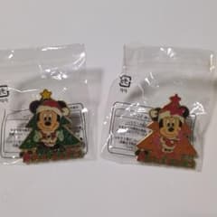 Disney クリスマス ピンバッジ 2個セット - メルカリ