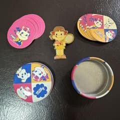 不二家 ペコちゃん ピンバッジ （2000年製）・ シール缶セット - メルカリ