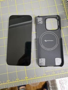 美品　iPhone15pro 128GB PITAKAケース付きのサムネイル