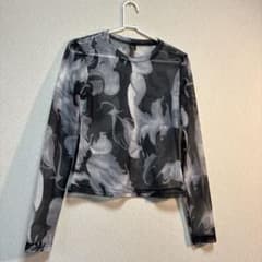 Shein 長袖 シアー トップス モノトーン 花柄のサムネイル