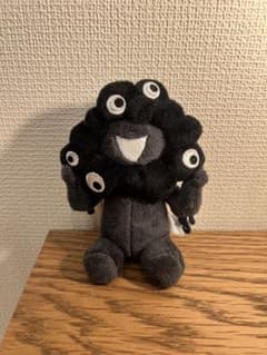 ミャクミャク 黒 ブラック 座り　カラビナ付きマスコットのサムネイル