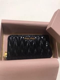 新品未使用☆miumiuマルチケース　財布　ポーチのサムネイル