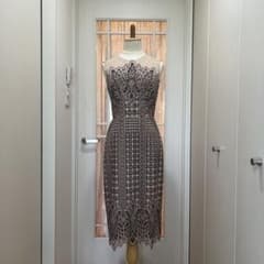BCBG ノースリーブひざ丈ワンピース ベージュと黒のレース BCBG ノースリーブひざ丈ワンピース ベージュと黒のレース - メルカリ