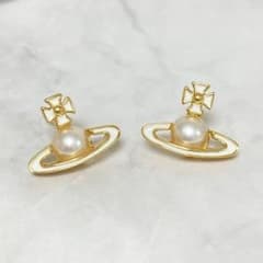 Vivienne Westwood｜パールオーブピアス／ゴールド×ホワイト - メルカリ