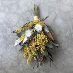 ミモザとドドナエアの白いお花のスワッグ　ドライフラワーのサムネイル