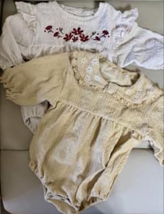 カバーオール　フラワー　赤ちゃん本舗　花柄刺繍フリルロンパース 2着セットのサムネイル