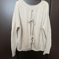 GU ケーブル編みアイボリーセーター