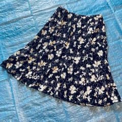 花柄フレアスカート 黒に白の花柄のサムネイル