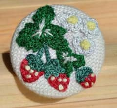 くるみボタン刺繍ブローチ いちごブローチ handmade No.11 【訳あり特価】刺繍ブローチ 春 3つのイチゴ くるみボタン