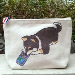 Mサイズ　帆布6号の柴犬ポーチ『スマホゲームに嵌まって～黒柴編』のサムネイル