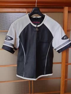 KOMINE レザー半袖ジャケット 黒白Mサイズのサムネイル