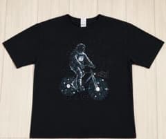 宇宙飛行士 自転車 グラフィック Tシャツ ブラックのサムネイル