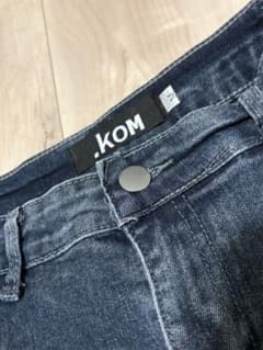 .kom デニムパンツ ハトメデザイン Mサイズ デニムレッグウォーマー付きのサムネイル