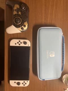 Nintendo Switch 有機ELモデル 本体とコントローラーのサムネイル