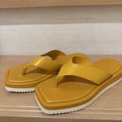 イエロー トングサンダル 厚底 スクエアトゥのサムネイル