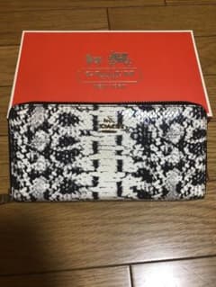 最終値下げ！coach ラウンドファスナー　長財布　パイソンのサムネイル