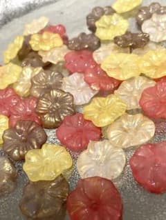 23番 手染めビーズ お花 穴ありのサムネイル