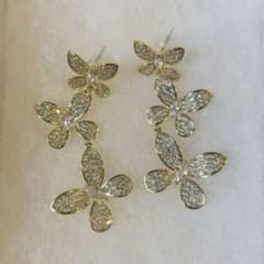 ANNANWEDDINGブライダルピアス　結婚式　前撮り　蝶々　ピアスのサムネイル
