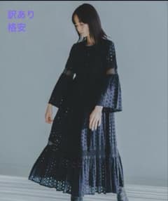 黒のドット柄フリルロングワンピースのサムネイル