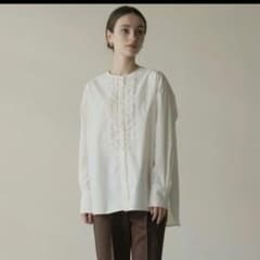 OHGA オーガ　WHIPRU BLOUSE　フリルブラウス　2024AW OHGA WHIPRU BLOUSE フリルブラウス 白 - メルカリ