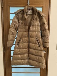 最終お値下げ》MONCLER ベージュ ロングダウンジャケット - メルカリ