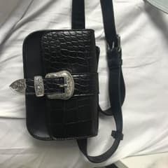 Forever 21 ミニバッグブラック ベルトタイプのサムネイル