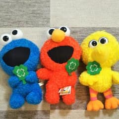 きい様専用です!!大幅値下げです!!新品セサミストリート3体ぬいぐるみのサムネイル