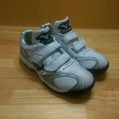 なおにゃん専用　Mizuno トレーニングシューズ　子供用のサムネイル