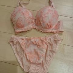 可愛いピンクのブラジャーとパンツのサムネイル