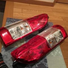 現行トヨタハイエース200系4型純正テールランプのサムネイル