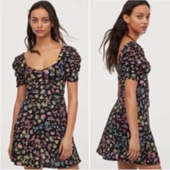 H&M ワンピース 花柄 ハートネック ブラック系のサムネイル