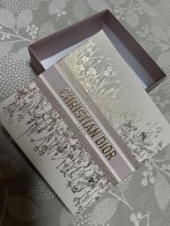 Christian Dior ギフトボックス 花柄のサムネイル