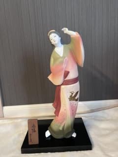 博多人形 陽だまり 着物姿の少女と猫の置物 陶器 博多人形】【美人物（立姿）】 『春陽 あき子作』 陶器製 置物 飾り台