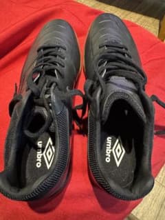 umbro フットサルシューズ ブラックのサムネイル