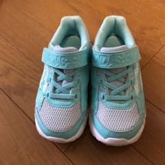 adidas スニーカーのサムネイル