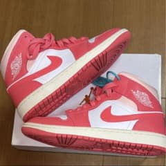 Nike WMNS Air Jordan 1 Mid ピンク 24.5cmのサムネイル
