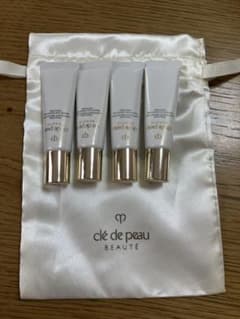 clé de peau 乳液 4本セット 専用ポーチ付きのサムネイル