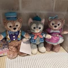 ぬいぐるみバッジ　イツクリ　ダッフィ　ジェラトーニ　シェリーメイ　2018 ダッフィー♡ジェラトーニ♡シェリーメイぬいぐるみバッジ - メルカリ