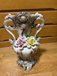 ヴィンテージ　イタリア製　花瓶 陶器製 花の彫刻付きのサムネイル