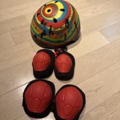 子ども用 ヘルメットとプロテクターセットのサムネイル