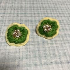 ころんとまあるいお花のピアス　ハンドメイド 刺繍ピアスのサムネイル