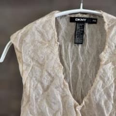 DKNY シアー素材 ストレッチ性のありノースリーブトップス クリーム色 